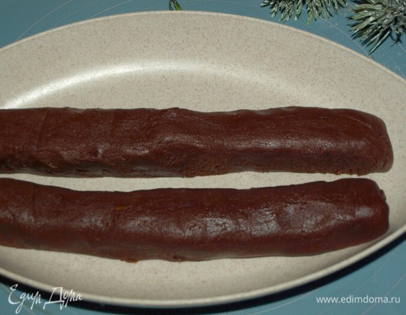 Тесто разделить на 2 части. Формируем бруски. Завернуть в пищевую пленку и отправить в холодильник на 30 минут.