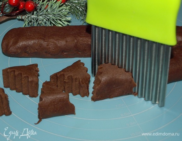 Достать бруски из холодльника. Нарезаем на кусочки размером 2 см. Я нарезала овощным ножом в виде маленьких елочек.