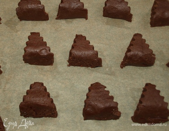 Выкладываем на противень, застеленный пекарской бумагой. Отправляем в заранее разогретую до 180ºС духовку на 10–15 минут. Ориентироваться на свою духовку и размер печенья.