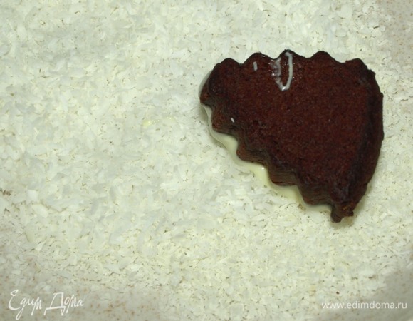 Окунуть в кокосовую стружку.