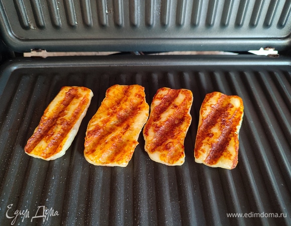 Халуми нарезаем ломтиками и обжариваем на гриле или сухой сковороде.