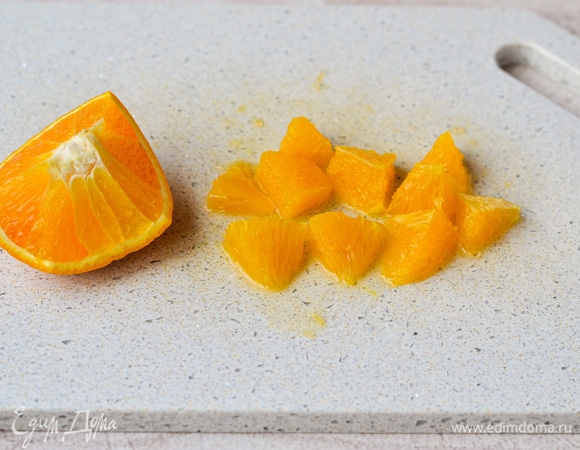 Апельсин нарезаем кусочками без пленок.