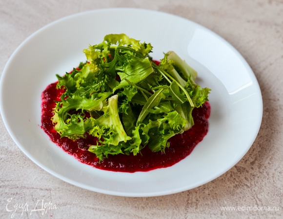 Тарелку смазать джемом, выложить сверху салатный микс и полить оливковым маслом.