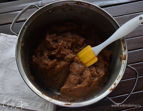 Яблоки хорошо промываю, обсушиваю, нарезаю произвольными кусочками. От кожуры яблоки очищать не надо. Выкладываю в посуду, в которой яблоки будут вариться. Засыпаю сахаром и оставляю на ночь до выделения сока. На следующий день яблоки ставлю на огонь, довожу до кипения и на медленном огне варю минут 30, часто помешивая. Кастрюлю крышкой не накрывать. Из общей массы яблок откладываю некоторое количество для того, чтобы в конечном итоге сыр имел более интересную неоднородную текстуру. Остальную массу пюрирую блендером до желаемой консистенции. Эту массу увариваю до более густой и темной массы. Варю на самом медленном огне, постоянно помешивая. На варку может потребоваться от 2 до 3 часов.