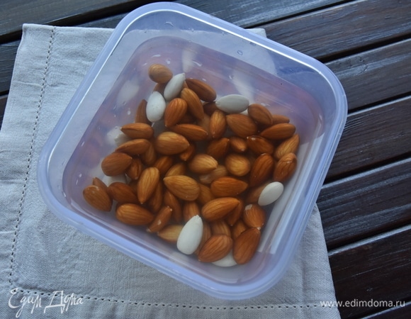 Подготавливаю миндаль. Для того чтобы его было легче освободить от кожицы, заливаю водой и оставляю на некоторое время для набухания.
