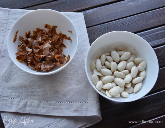 Кожица легко снимается с ореха при надавливании на него. Для усиления вкуса и орехового аромата подсушиваю миндаль на сухой сковороде. В густую яблочную массу, похожую по консистенции на повидло, добавляю молотую корицу и орехи. Туда же перекладываю первоначально отложенные яблочные дольки. Перемешиваю все составляющие между собой.