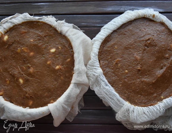 Форму застилаю увлажненной марлей, сложенной в несколько слоев. Выкладываю готовую яблочную массу. Марлю затягиваю и устанавливаю сверху груз. Оставляю на ночь, чтобы стекла лишняя влага.