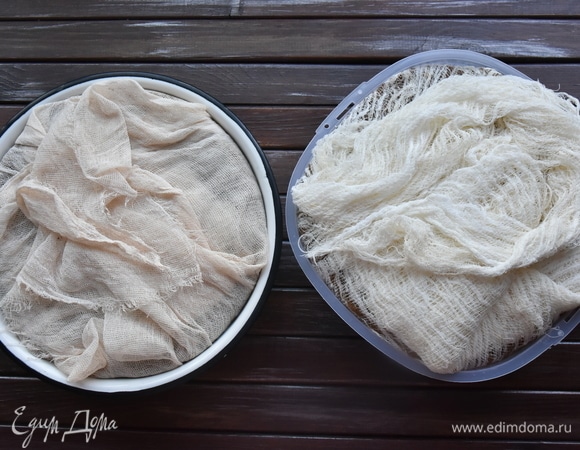 Затем сыр в марле вывешиваю в проветриваемом сухом помещении на 1 месяц. Чем дольше настаивается сыр, тем плотнее, вкуснее и ароматнее он становится.