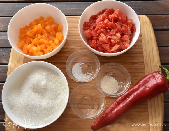 Подготовить продукты. Помидоры лучше взять мясистые, яркие.