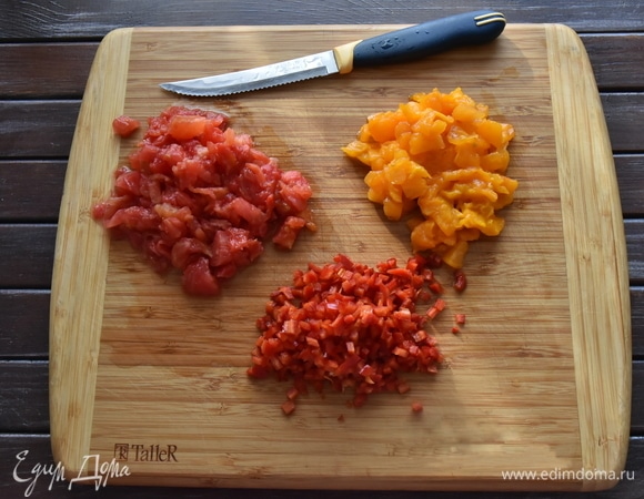 Помидоры освободить от жидкой сердцевины и нарезать кубиком. Измельчить перец чили, предварительно освободив его от семян.