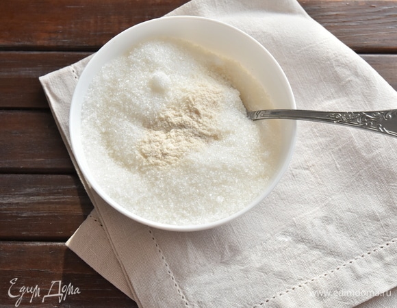 Сахар смешать с пектином.