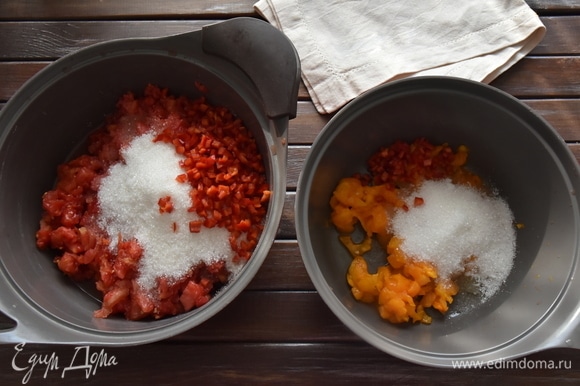В сотейник выложить томаты, острый перец. Засыпать сахаром с пектином и оставить до выделения сока (минут на 30).