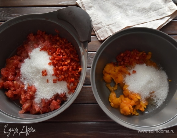 В сотейник выложить томаты, острый перец. Засыпать сахаром с пектином и оставить до выделения сока (минут на 30).