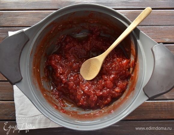 Всыпать соль и тушить на медленном огне минут 30–40, непрерывно помешивая. Уварить джем до желаемой густоты. По желанию в джем можно добавить травы и специи. Я положила пару гвоздичек.
