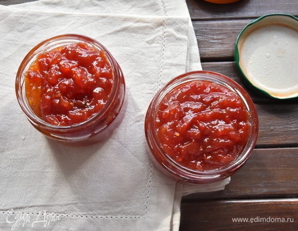 Разложить томатный джем в стерилизованные банки и закрыть крышкой. Хранить так же, как любую консервацию.