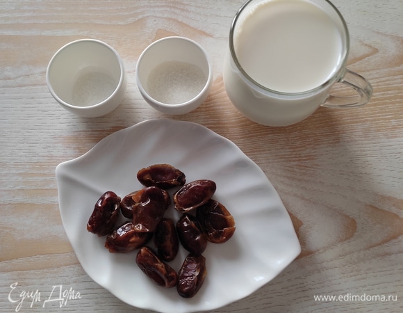 Подготовить ингредиенты. Финики хорошо вымыть, обсушить и удалить косточки.