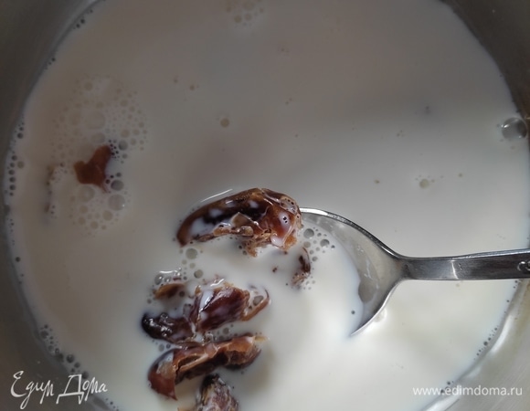 В ковш поместить финики, залить молоком, добавить щепотку соли, довести до кипения, уменьшить нагрев и варить около 5 минут.