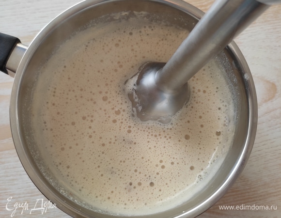 Молочную смесь пробить блендером, добавить ванилин и при необходимости сахар. Напиток получается густым, с воздушной пенкой. Хушаф можно подавать как в теплом, так и в холодном виде. Этот вкусный напиток оценят и взрослые, и дети!