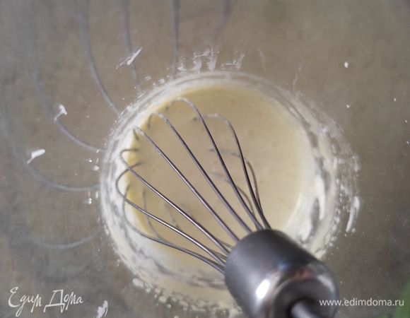 Желток взбить с сахаром в пышную массу до побеления.