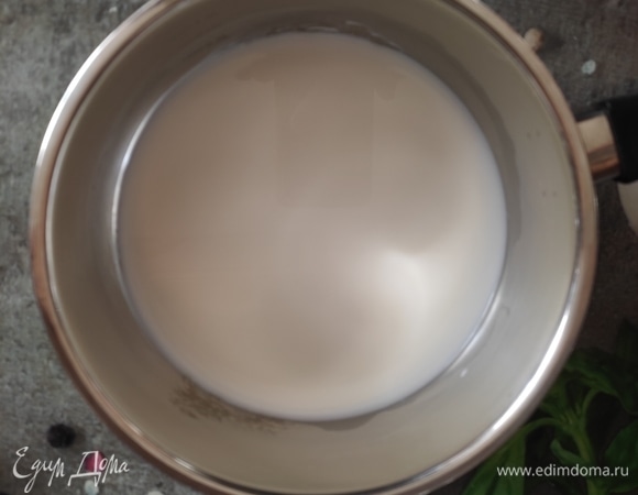 В ковш вылить молоко и подогреть до очень горячего состояния, но не кипятить. Молоко пока можно перелить в другую емкость.