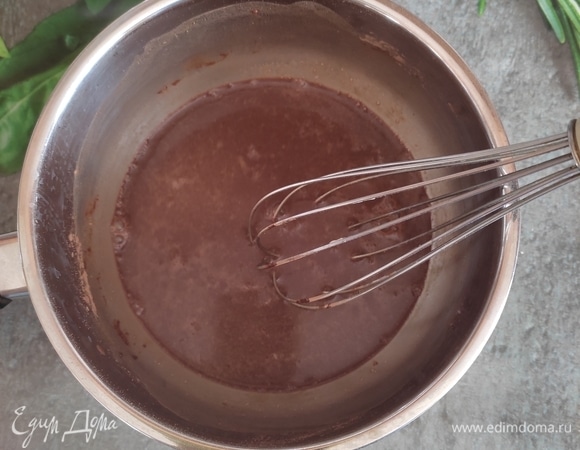 В воду всыпать какао-порошок, хорошо размешать, перелить в ковш и довести до кипения. Кипятить 1 минуту.