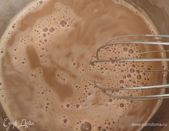 Далее вливаем в ковш молоко и энергично размешиваем примерно 15 секунд (до образования небольшой пенки).