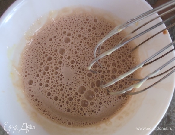 В яично-сахарную смесь добавляем поочередно по одной столовой ложке горячей смеси (всего 4–5), каждый раз хорошо размешивая венчиком, чтобы яйцо не свернулось.