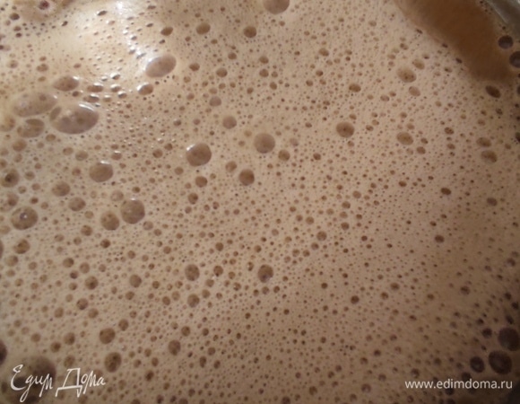 После соединения всех ингредиентов необходимо в течение минуты энергично взбивать венчиком напиток, не доводя его до кипения. Какао заметно увеличивается в объеме, на поверхности образуется воздушная пенка. Снять с плиты, разлить по бокалам и подавать горячим!