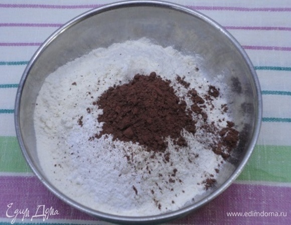 Включить духовку на 170°C. Смешать муку, разрыхлитель и какао.