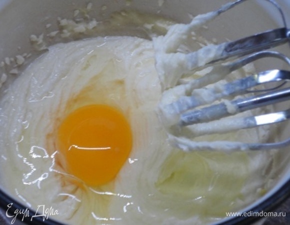 Смешать мягкое сливочное масло с сахаром и ванильным сахаром, взбить. Добавить яйцо и продолжить взбивать.