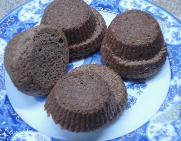 У остывших капкейков срезаем образовавшуюся шапочку, переворачиваем и разрезаем вдоль на 2 части. Для крема взбиваем все ингредиенты и по желанию добавляем пищевой краситель.