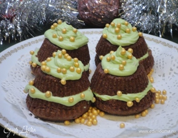 Распределяем крем сначала на нижнюю часть, накрываем верхней и украшаем кремом сверху.