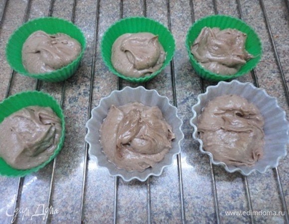 Соединяем сухие ингредиенты с масляной массой и перемешиваем с помощью миксера. Выкладываем получившееся тесто в формочки и выпекаем примерно 20 минут.