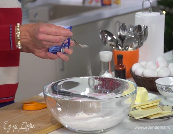 Муку, соль и разрыхлитель смешать в глубокой посуде.