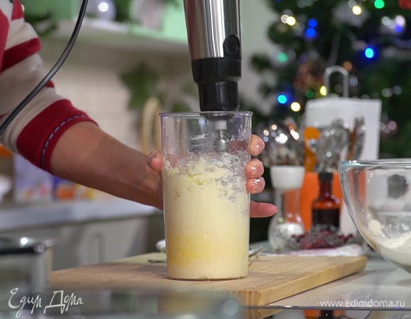 Предварительно размягченное сливочное масло взбить блендером с насадкой-венчиком, добавить сахар и, продолжая взбивать, по одному ввести все яйца, в конце влить ванильный экстракт.