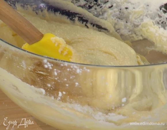 Яичную смесь влить к муке и вымешать лопаткой, так чтобы получилось однородное тесто без комочков.