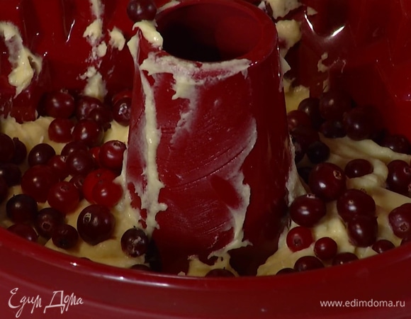 Выложить тесто в форму для выпекания, добавить клюкву и поломанный на маленькие кусочки белый шоколад.