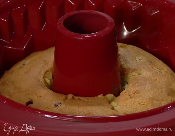 Выпекать кекс в разогретой духовке 35–40 минут до готовности.