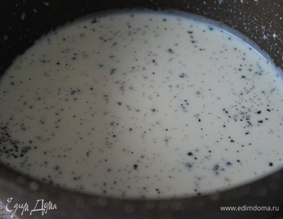 В сотейник налейте сливки. Добавьте семена ванили, соль и половину сахара, хорошо перемешайте, нагрейте на слабом огне, следите за тем, чтобы сливки не закипели. Сотейник уберите с огня, дайте сливкам остыть, они напитаются ароматом ванили.