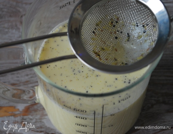 Через мелкое сито процедите ванильно-сливочную смесь.