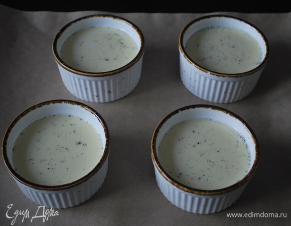 Противень застелите пергаментом, в керамические формы разлейте ванильно-сливочную смесь.