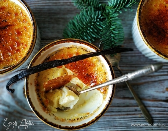 В каждую форму с кремом насыпьте 1 ч. ложку коричневого сахара, распределите сахар, ровно встряхивая форму. С помощью газовой горелки придайте крему карамельную корочку. Подавайте холодное крем-брюле к столу. Приятного аппетита!