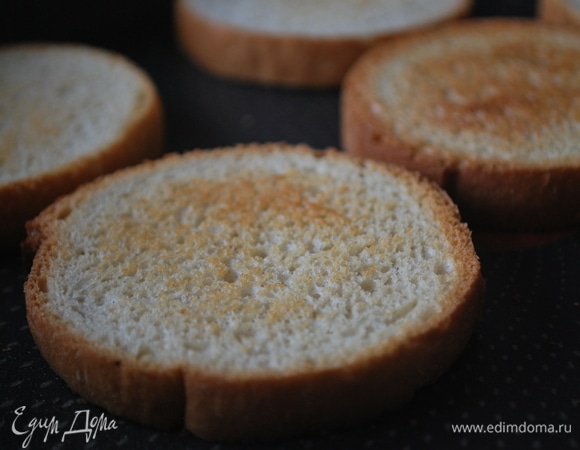 Сковороду с толстым дном разогрейте и подсушите кусочки булки с обеих сторон.