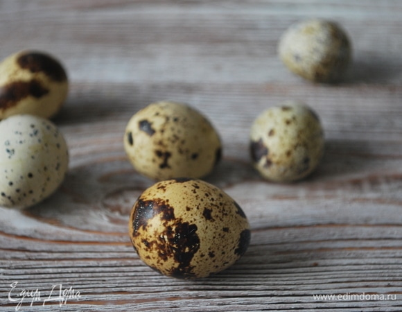 Яйца предварительно отварите и очистите от скорлупы.