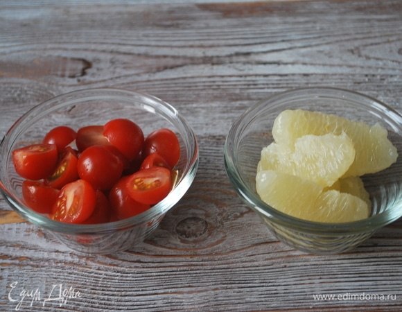 Помидоры вымойте, разрежьте на половинки. Грейпфрут очистите от кожуры, разберите на дольки и очистите от пленки. Грейпфрут можно заменить на более сладкий свити.