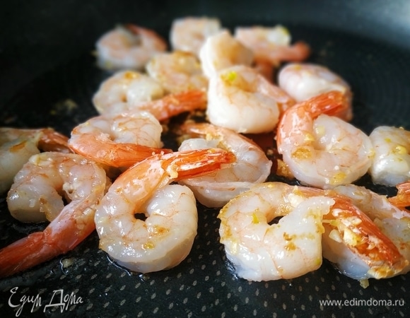 Креветки очистите от панцирей и кишок, если это необходимо. Чеснок очистите и мелко порубите. В сковороду налейте 2 ст. л. растительного масла и обжарьте креветки с чесноком в течение 3–4 минут, поперчите по вкусу.