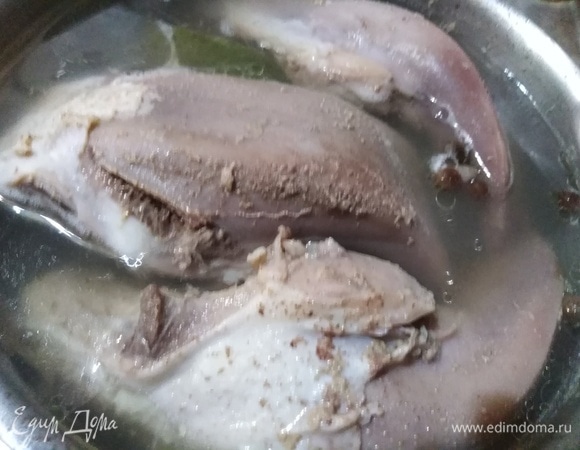 Языки уложить в кастрюлю, залить 1 литром воды и варить до готовности с лавровым листом и душистым перцем, подсолив бульон по вкусу, примерно около 2 часов.