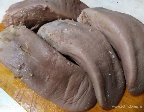 Достать языки из бульона, охладить под холодной водой, очистить.