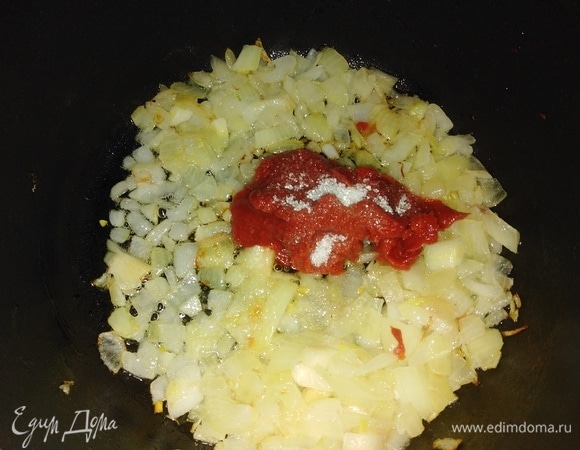 Лук обжарить на растительном масле. Добавить томатную пасту и сахар. Припустить в течение 2–3 минут. Соединить с бульоном.