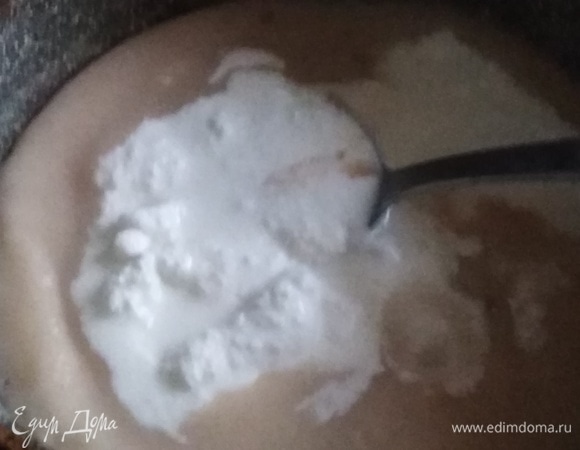 Довести до кипения, добавить сметану. Хорошо перемешать, соединить с бульоном.